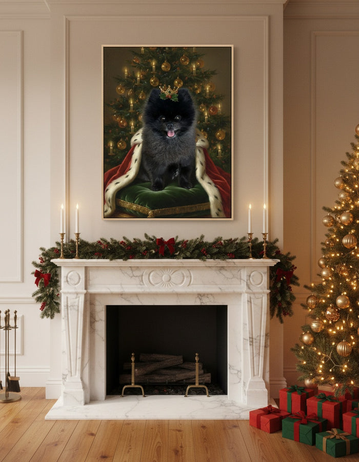 Leinwand-Haustierporträt eines Pomeranian als Weihnachtskönig über dem Kamin mit Weihnachtsbaum