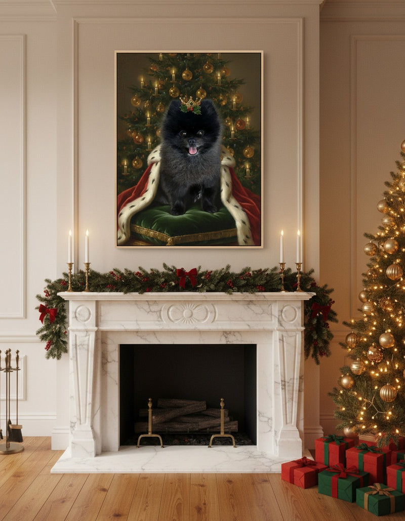 Leinwand-Haustierporträt eines Pomeranian als Weihnachtskönig über dem Kamin mit Weihnachtsbaum