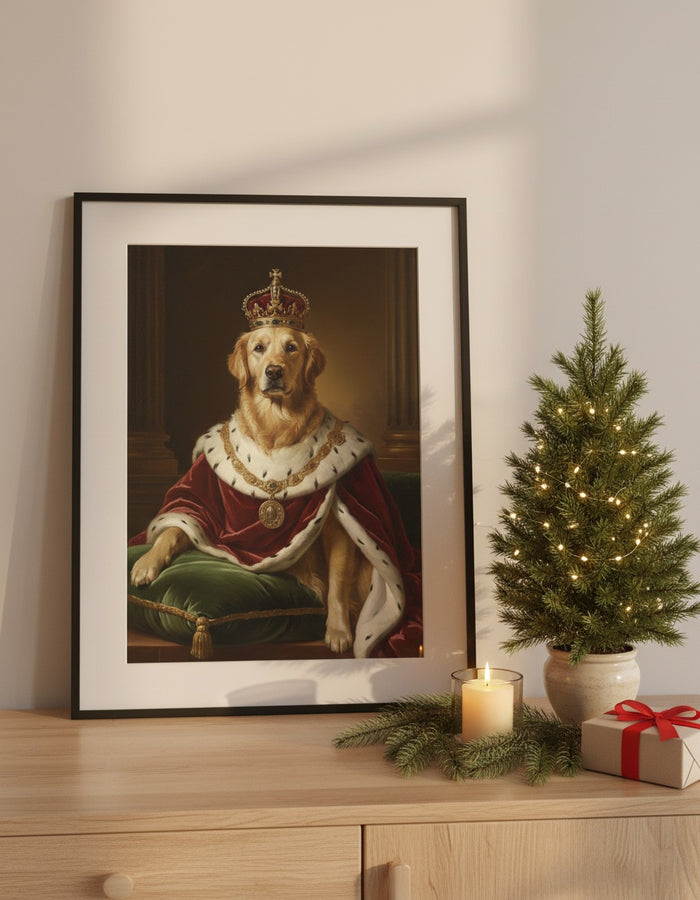 Golden-Retriever-Königsporträt als gerahmtes Poster neben einem kleinen Weihnachtsbaum